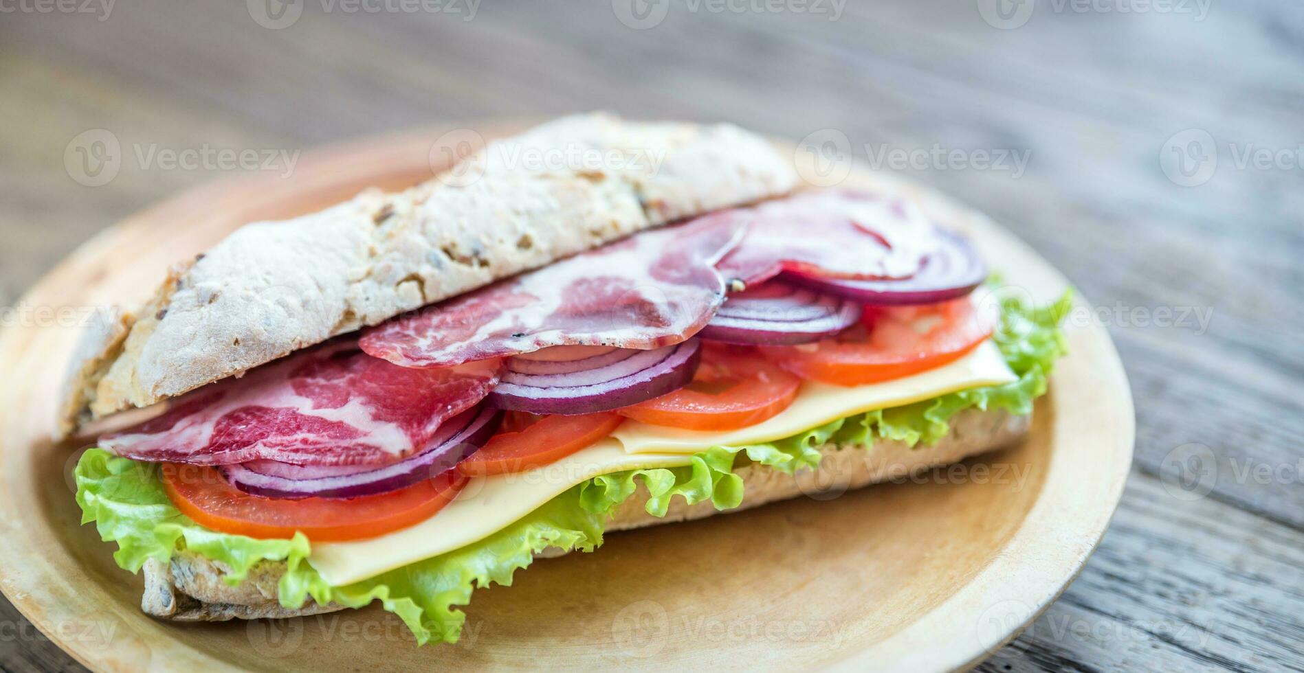 sándwich con jamón, queso y verduras frescas foto