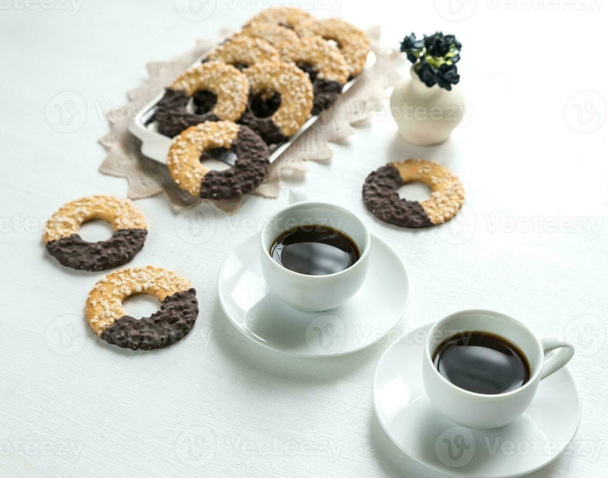 chocolate galletas con dos tazas de café foto