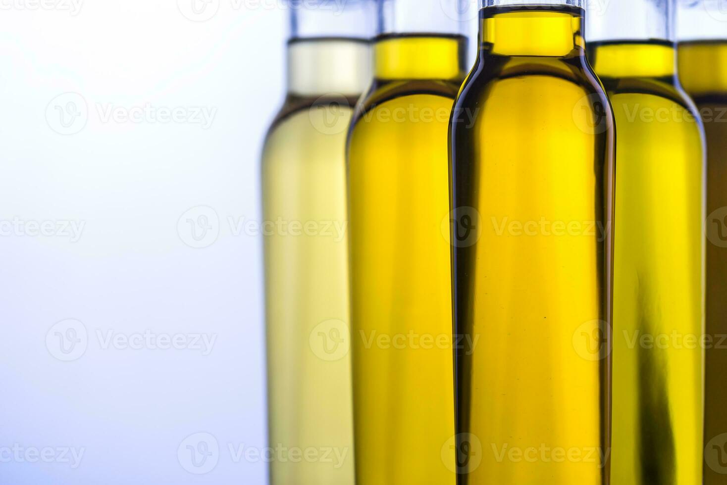 botellas con diferente tipos de vegetal petróleo foto