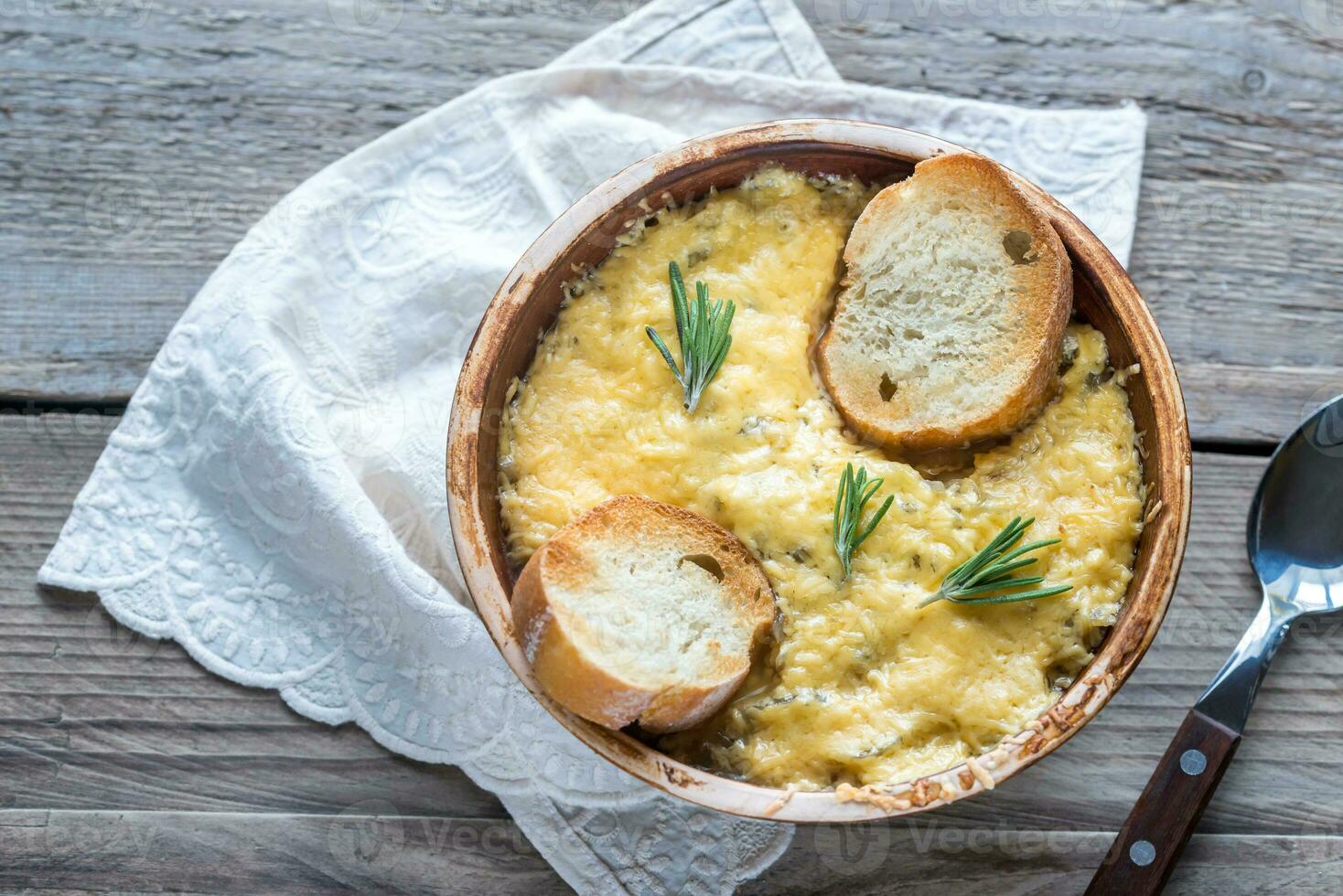 cuenco de cebolla sopa en el de madera mesa foto