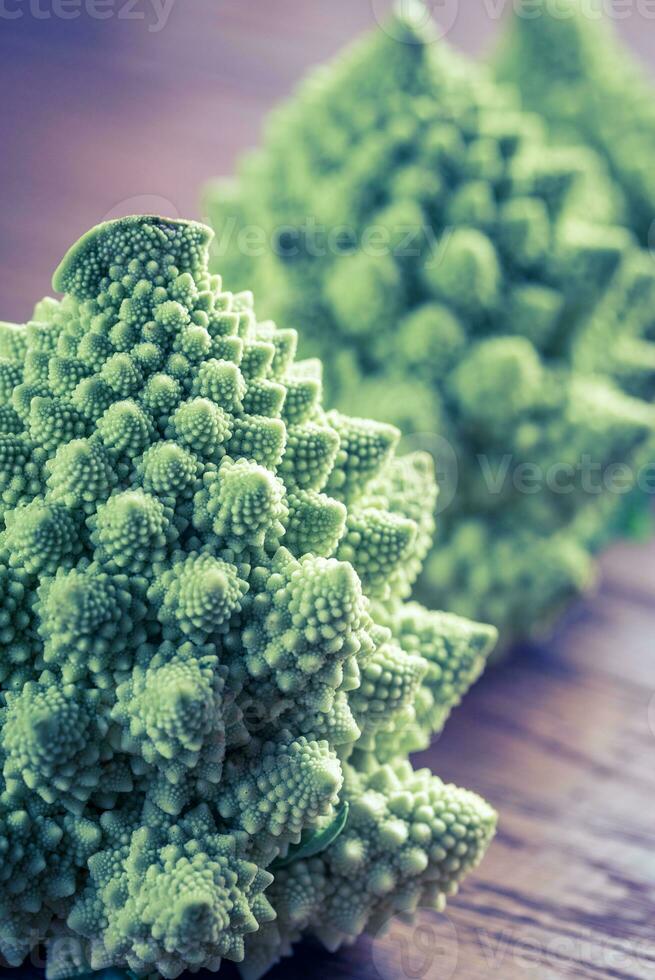 Fresco romanesco brócoli en el de madera tablero foto