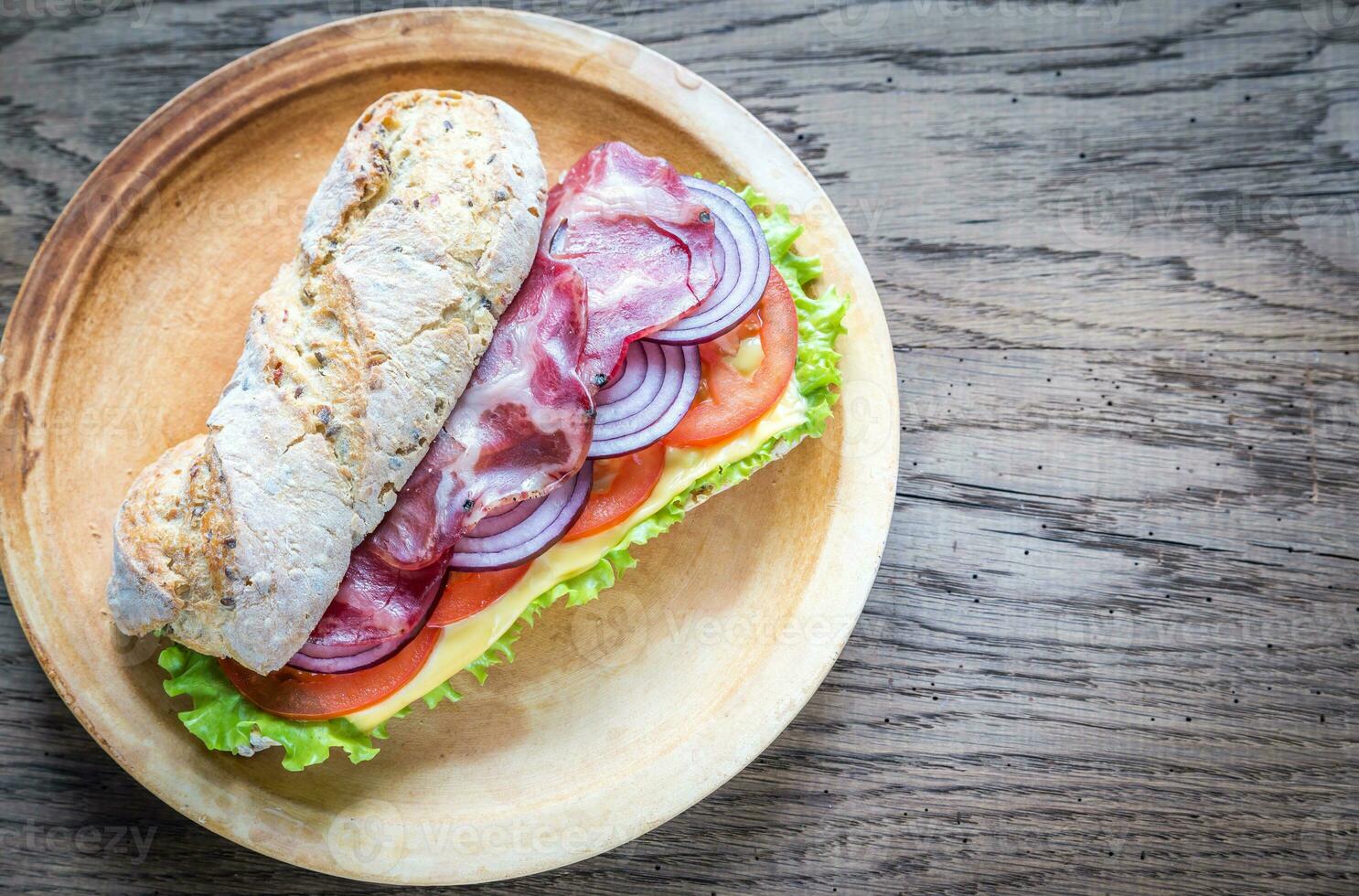 sándwich con jamón, queso y verduras frescas foto