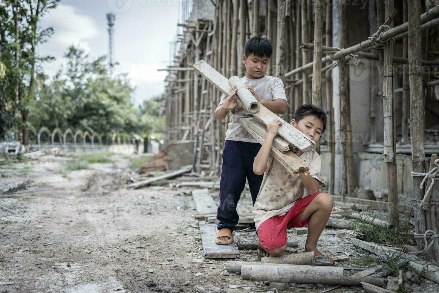 concepto de niño mano de obra, pobre niños siendo víctimas de construcción mano de obra, humano tráfico, niño abuso. foto