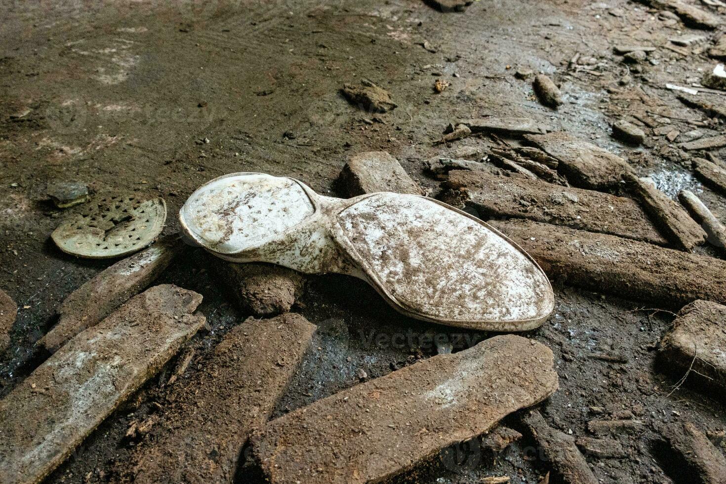 blanco zapato acostado en el medio de abandonado edificio foto