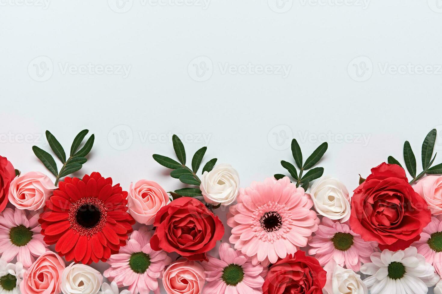 floral composición de rosas y gerberas en gris antecedentes. arreglo de hermosa flores foto