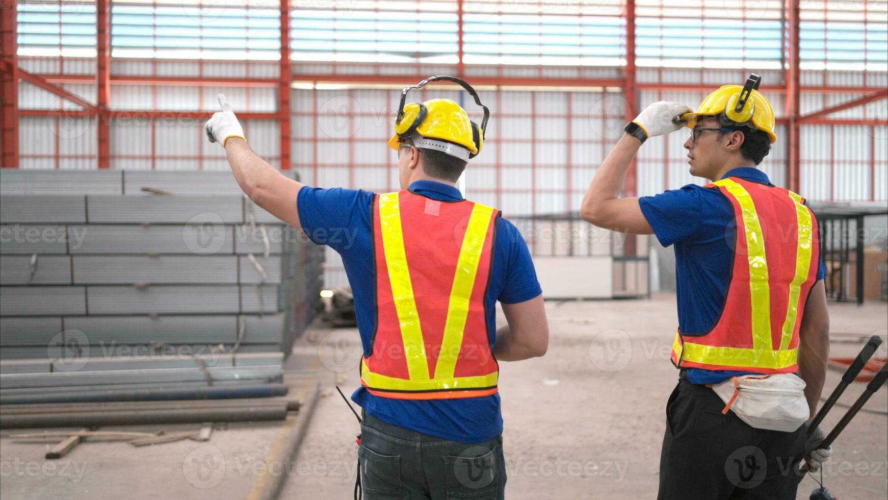 almacén trabajadores en difícil sombreros y cascos, inspeccionar y contar acero en el depósito. foto