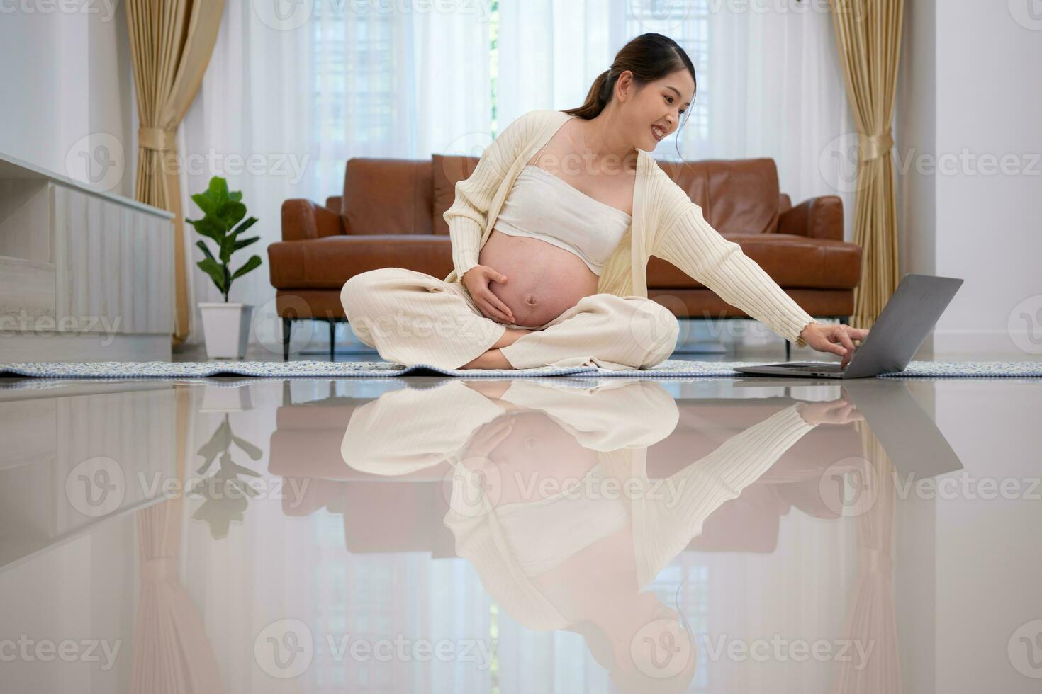 ligero actividad para embarazada mujer en el borde de dando nacimiento, maternidad prenatal cuidado y mujer el embarazo concepto. foto