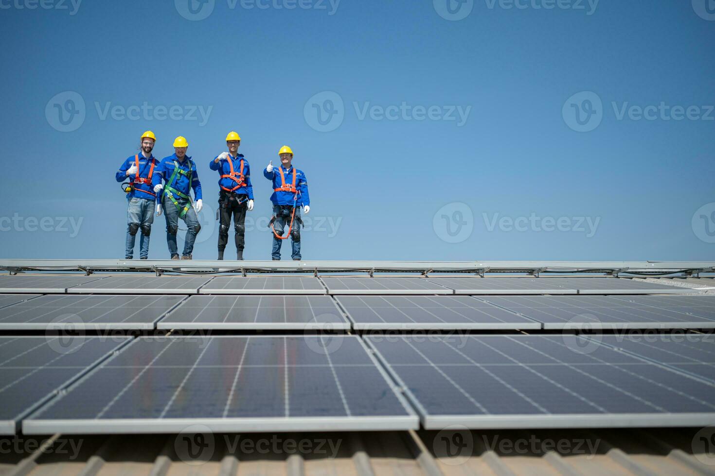 grupo de ingenieros en pie en solar paneles con azul cielo en el antecedentes foto