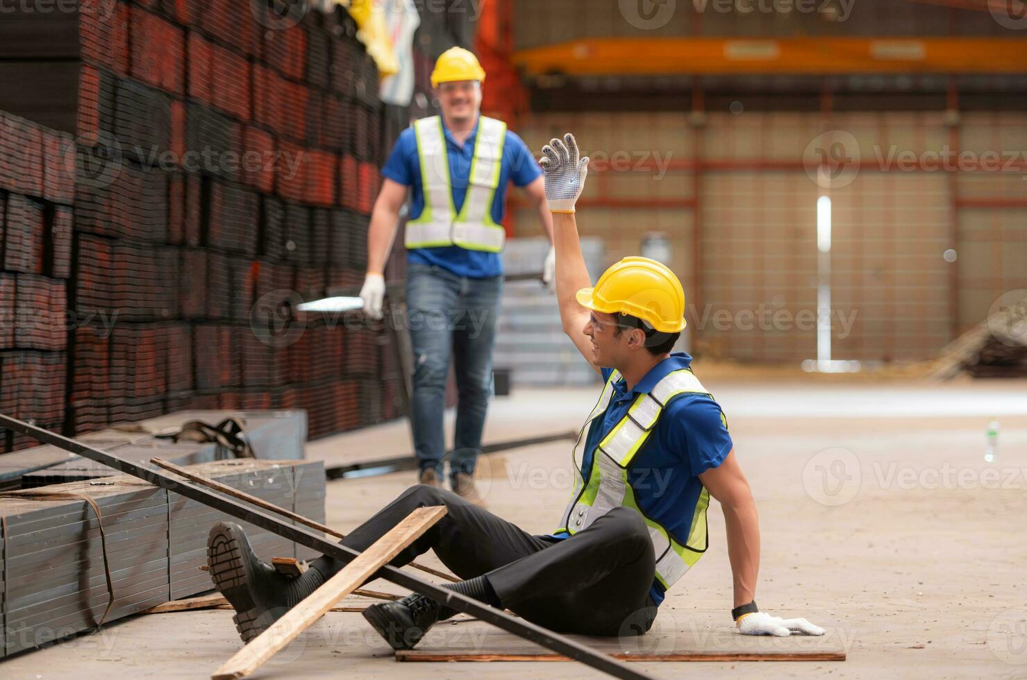 almacén empleado estaba lesionado en un accidente dónde hierro cayó en su pierna. solicitud ayuda desde compañeros de trabajo foto