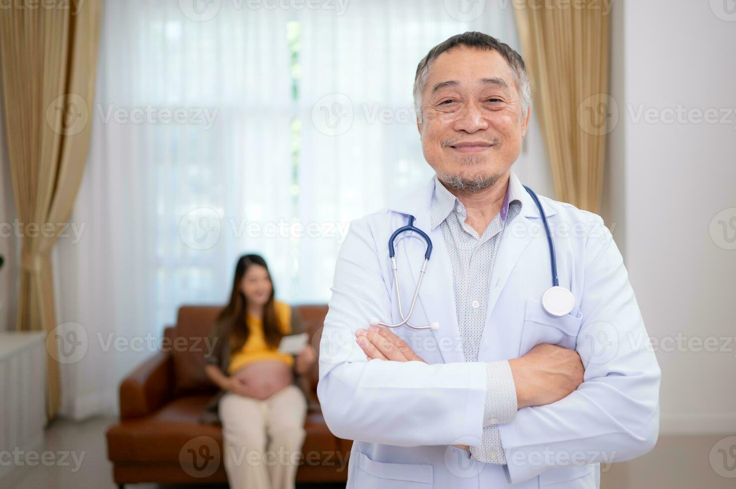 retrato de obstetra ginecólogo, asiático embarazada mujer visitar ginecólogo médico a médico clínica para el embarazo consultor. foto