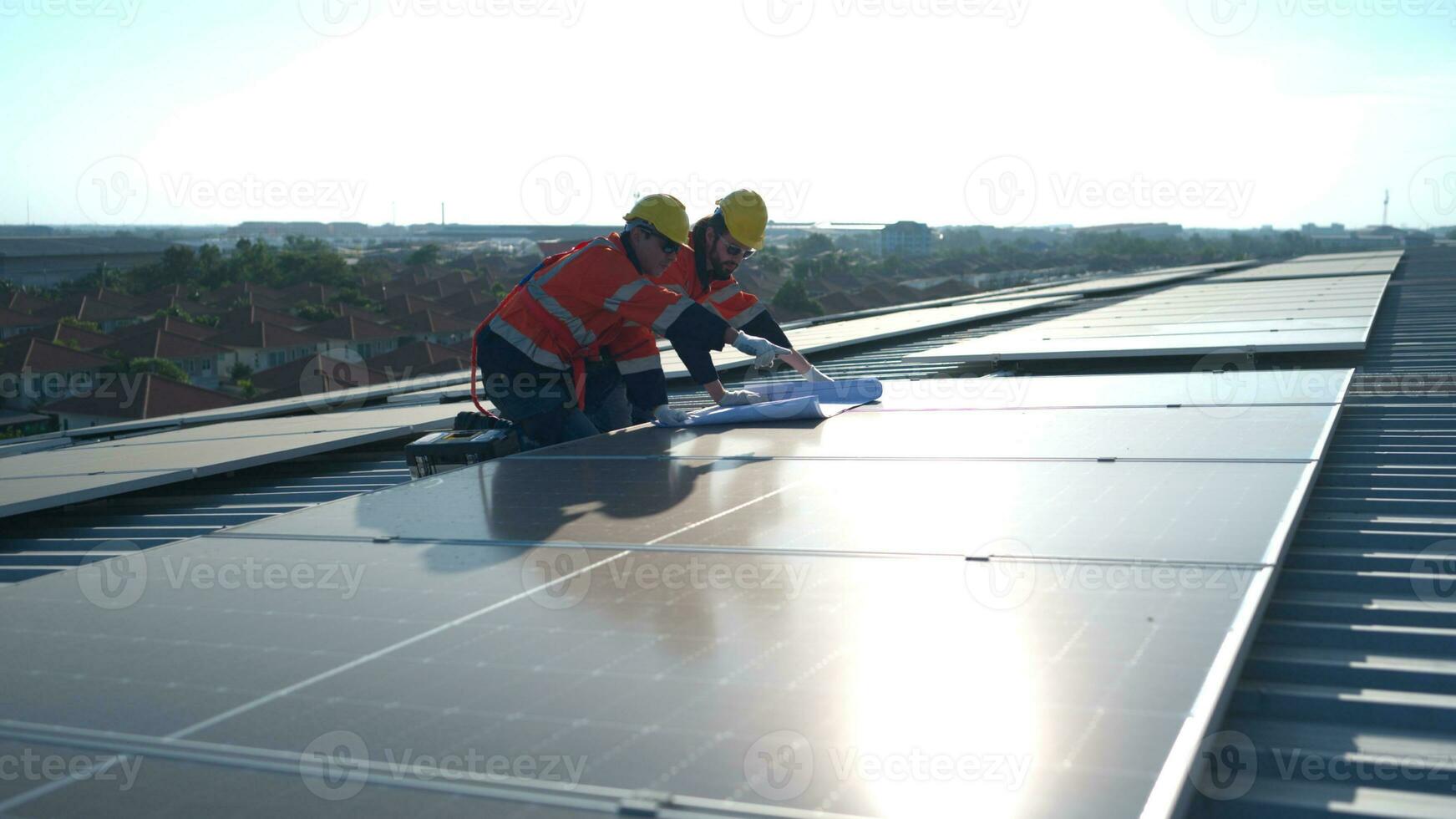 ingeniero y técnico trabajando en el solar panel en el almacén techo a inspeccionar el solar paneles ese tener estado en operación para algunos tiempo. foto