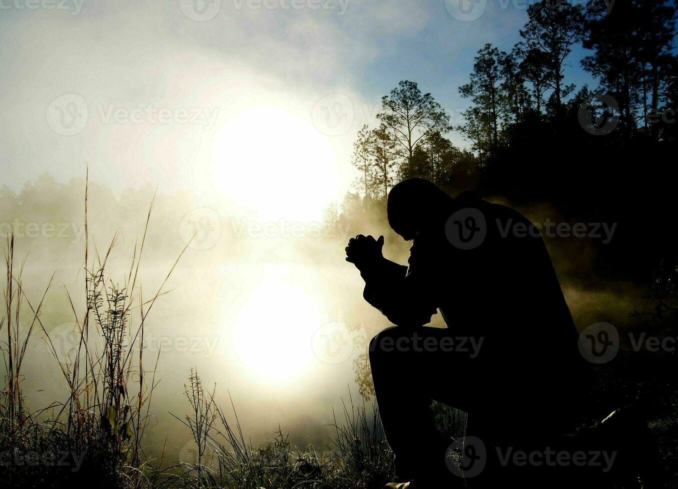 hombre Orando en el brumoso bosque foto