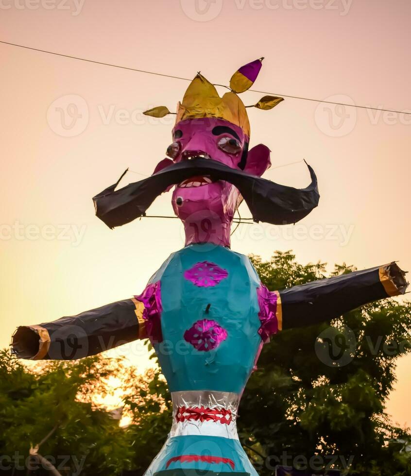 ravnans siendo encendido durante Dussera festival a ramleela suelo en Delhi, India, grande estatua de ravana a obtener fuego durante el justa de Dussera a celebrar el victoria de verdad por señor rama foto