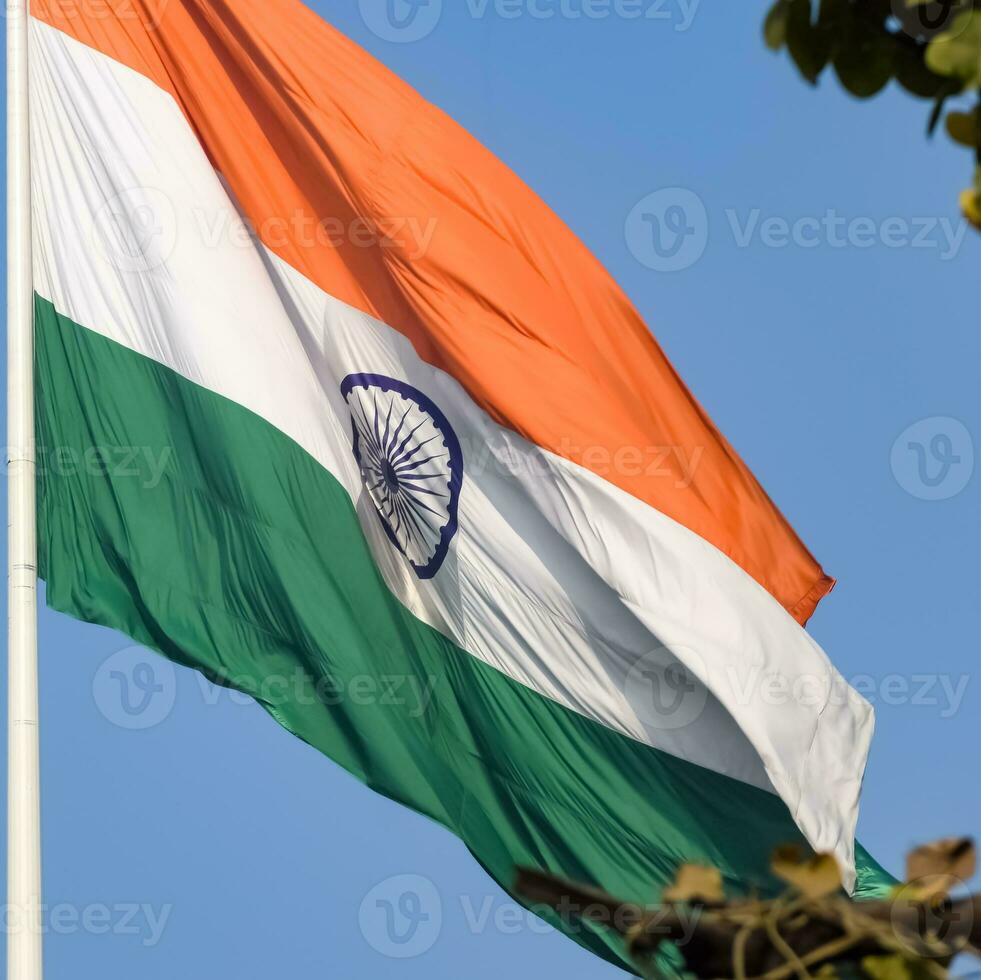 bandera india ondeando alto en connaught place con orgullo en el cielo azul, bandera india ondeando, bandera india el día de la independencia y el día de la república de la india, tiro inclinado, ondeando la bandera india, har ghar tiranga foto