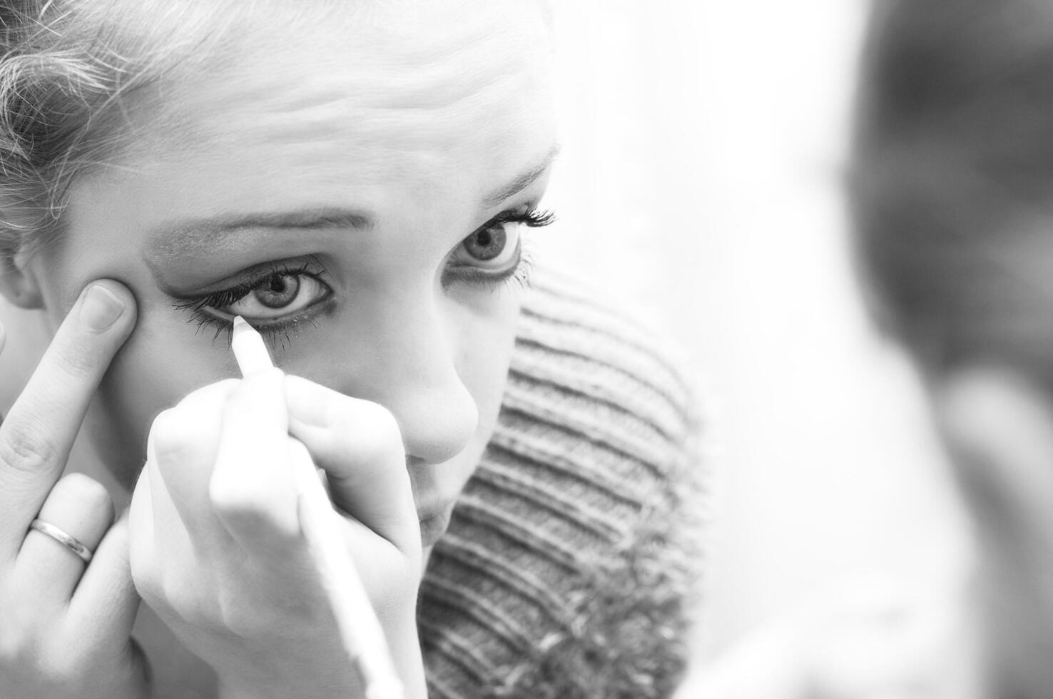 applying make up photo