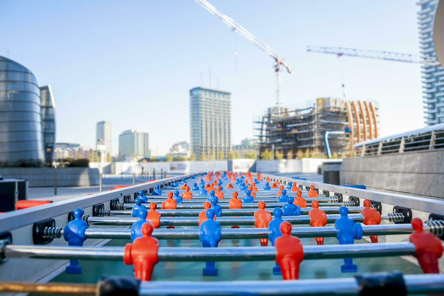 fútbol mesa para multi jugadores en el construcción zona rascacielos foto