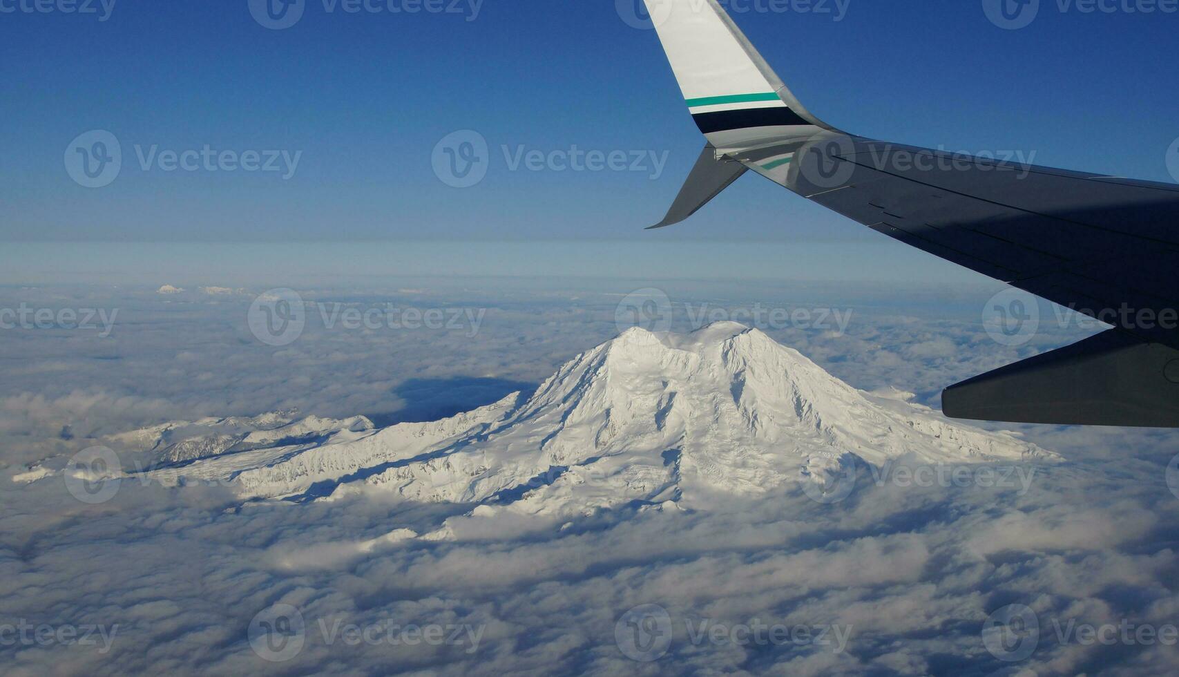 montar más lluvioso con Fresco nieve foto