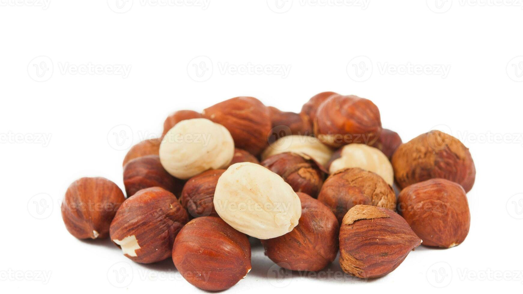 orgánico marrón avellanas. delicioso sano nueces, concepto para diseño. gastrónomo ingredientes para culinario creaciones, otoño cosecha bocadillo foto