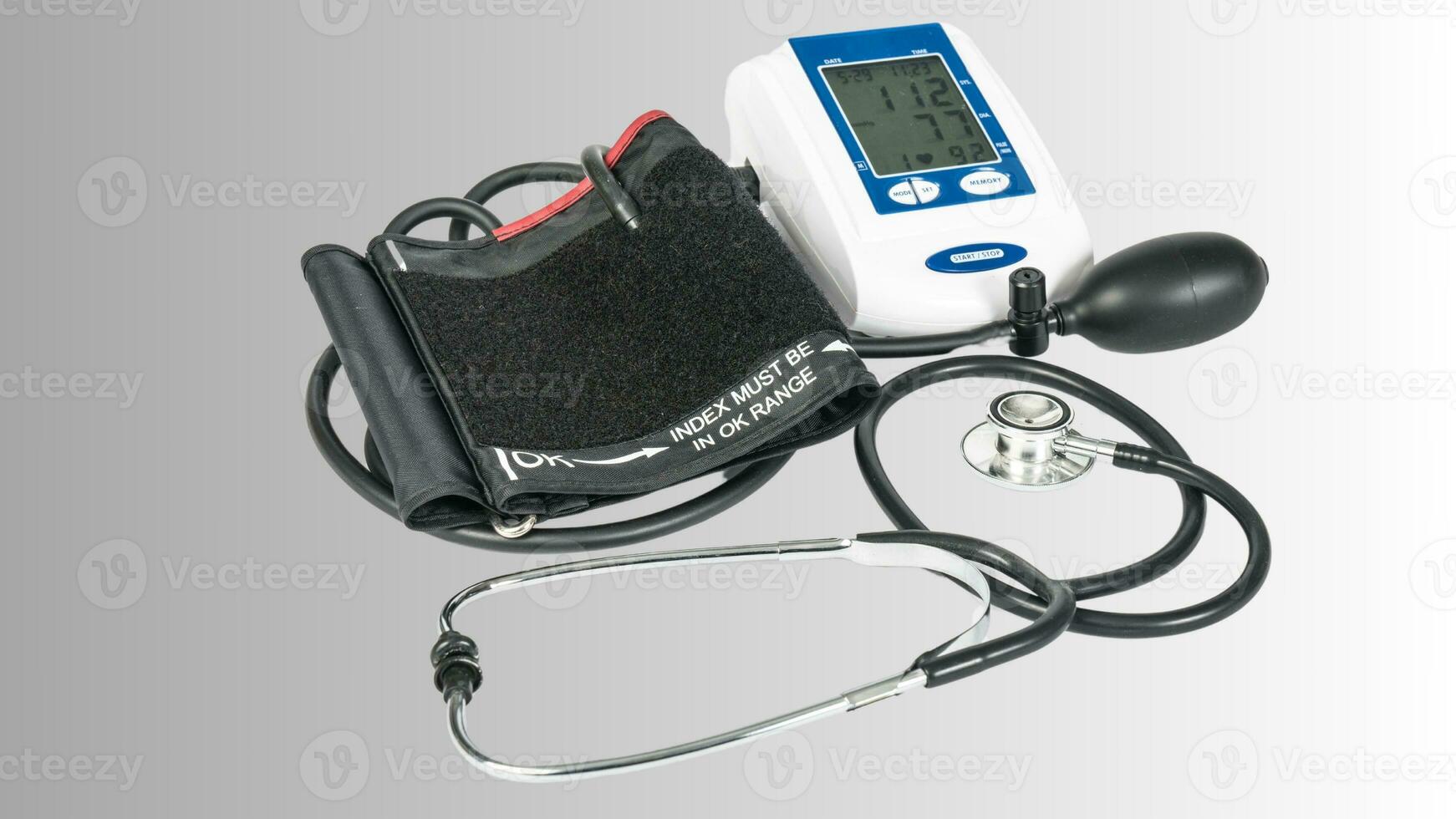 aislado sangre presión metro en blanco fondo, cuidado de la salud supervisión equipo foto