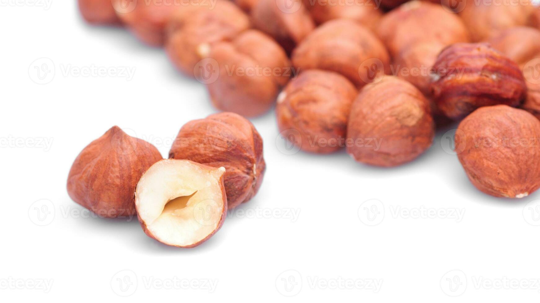 orgánico marrón avellanas. delicioso sano nueces, concepto para diseño. gastrónomo ingredientes para culinario creaciones, otoño cosecha bocadillo foto