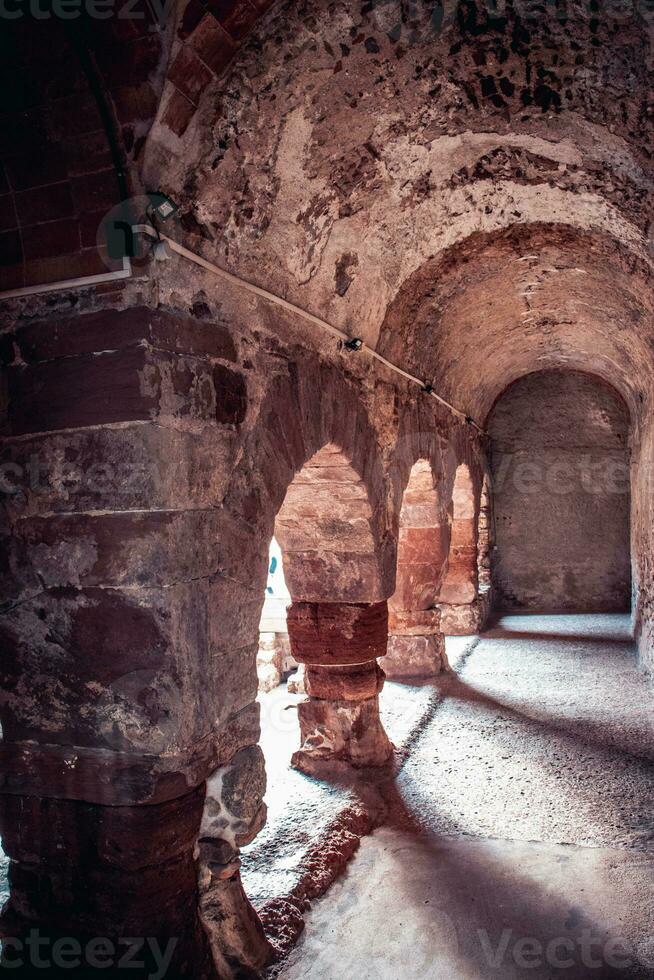 columnas de antiguo fortificado defensa torre foto. histórico centrar de antiguo medieval ciudad, Cataluña foto