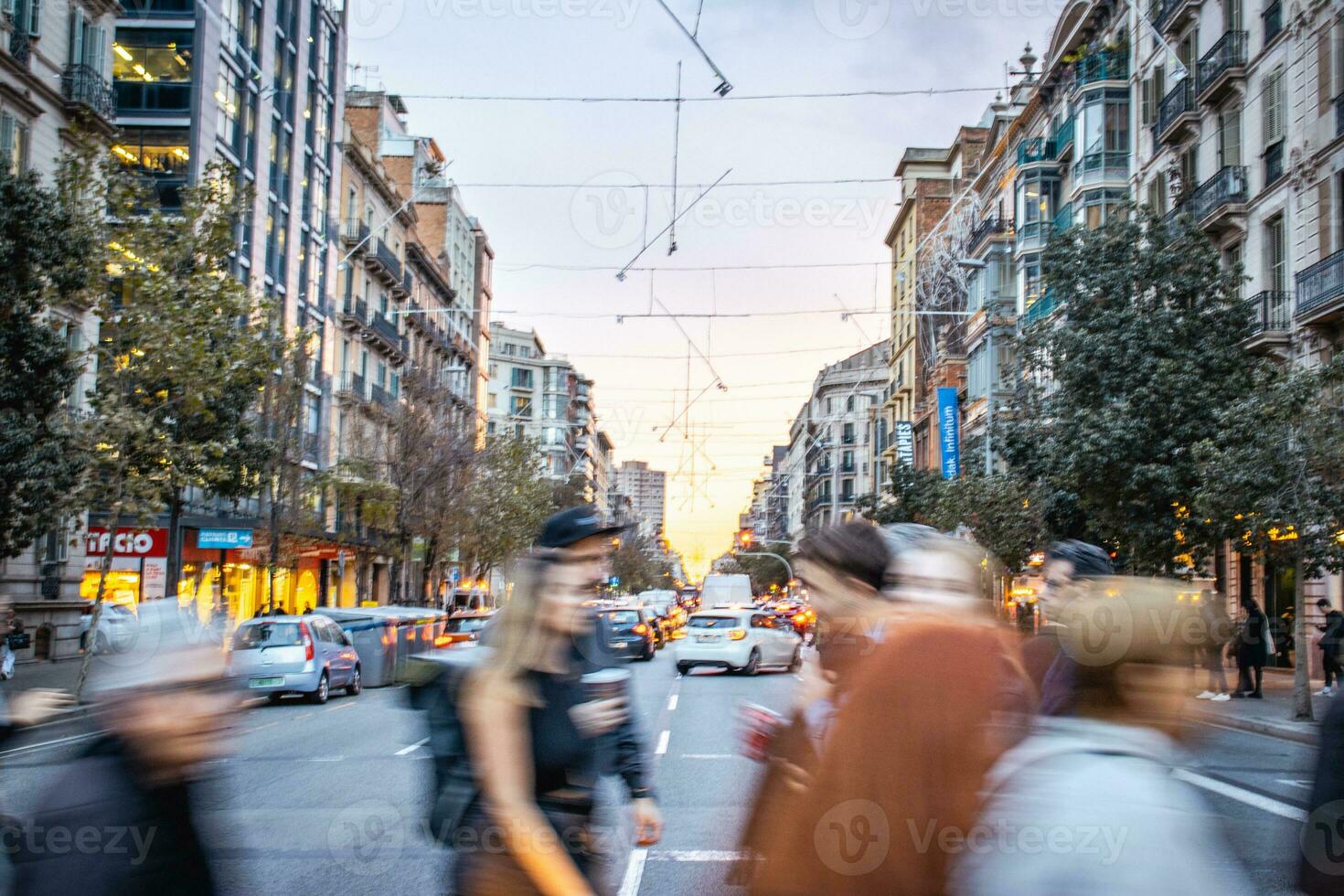 ocupado multitudes en movimiento borroso compradores en Barcelona calle. antiguo Departamento edificio cerca la carretera. foto