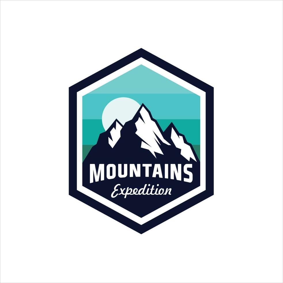 emblemas de viajes de montaña. emblema de aventura al aire libre para acampar, placa y parche con el logotipo. turismo de montaña, senderismo. vector