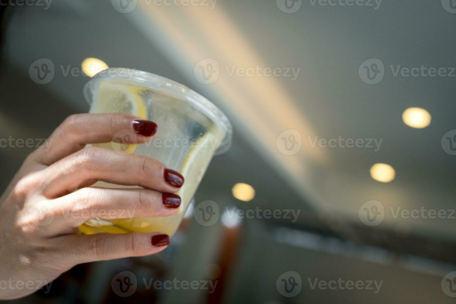 frio recién hecho limonada y frutas en mujer foto