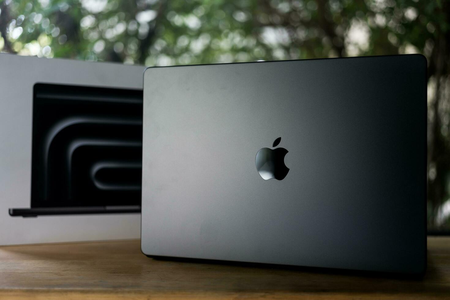 bangkok, Tailandia - diciembre 28, 2023 nuevo manzana macbook Pro m3 máximo, alto tecnología ordenador portátil y moderno diseño. foto