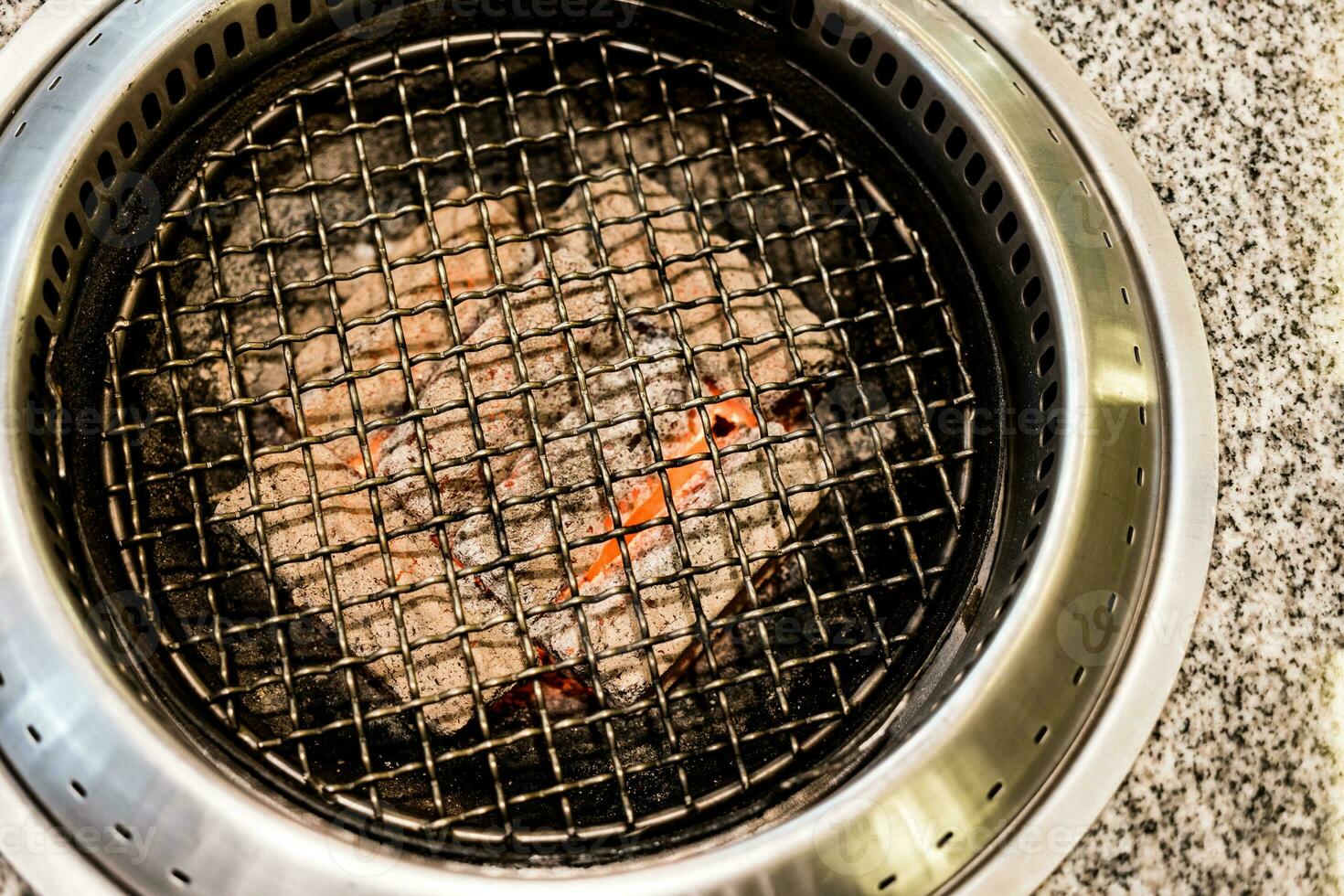 fuego carbón Listo para parrilla en restaurante para parilla foto