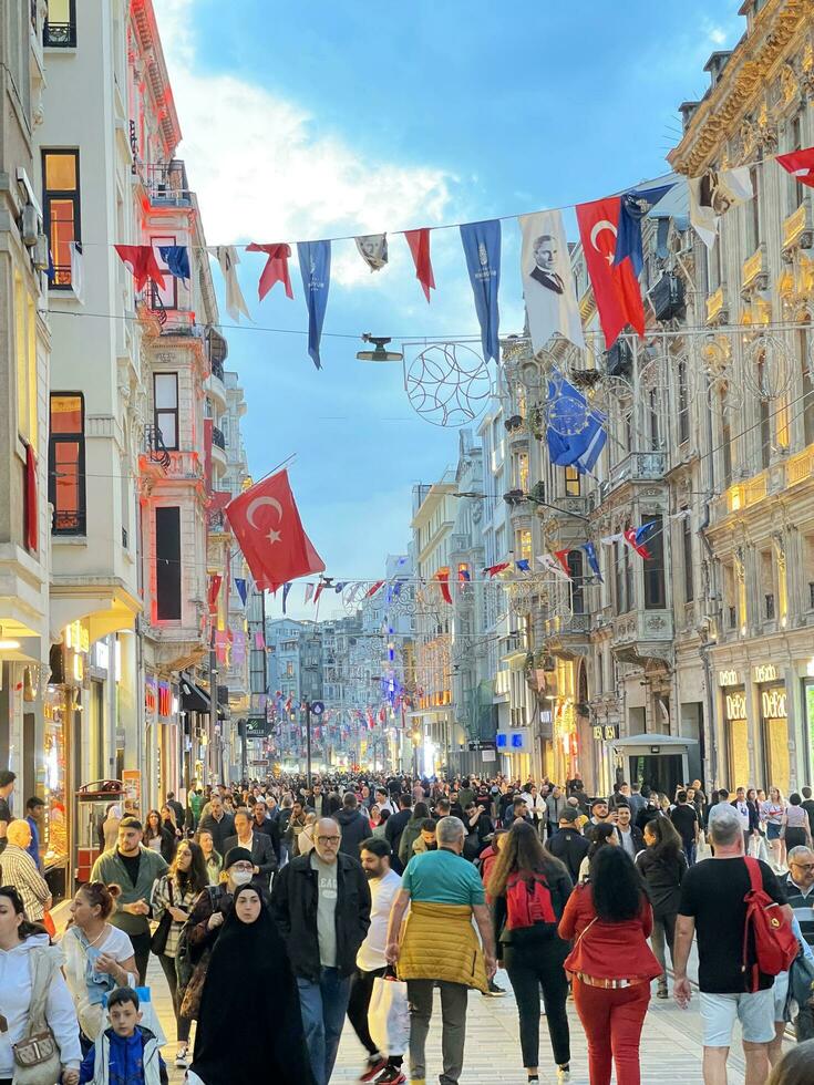 dieciséis de abril 2023 - Estanbul, Turquía - ciudad vida, el personas en istiklal peatonal calle foto