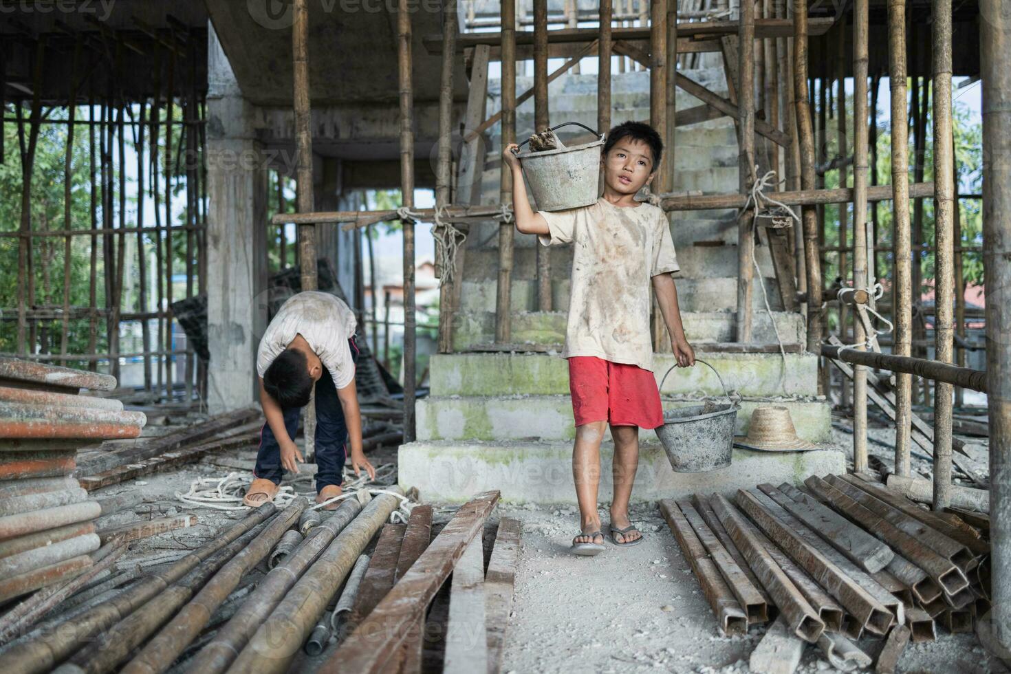 concepto de niño mano de obra, pobre niños siendo víctimas de construcción mano de obra, humano tráfico, niño abuso. foto