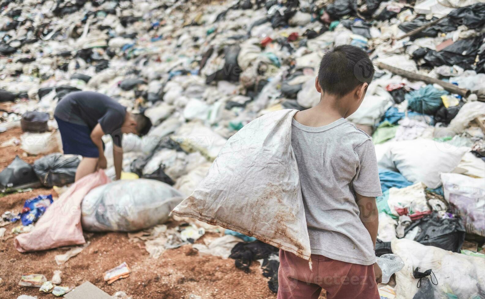 los niños pobres recogen basura para la venta debido a la pobreza, el reciclaje de basura, el trabajo infantil, el concepto de pobreza, el día mundial del medio ambiente, foto