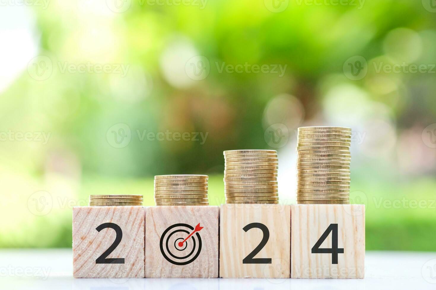 2024 nuevo año, nuevo año economía crecimiento, planificación a obtener dinero para preparar familia o vida presupuesto, anual impuesto, negocio y inversión concepto. crecimiento de monedas apilar en madera bloques número 2024. foto