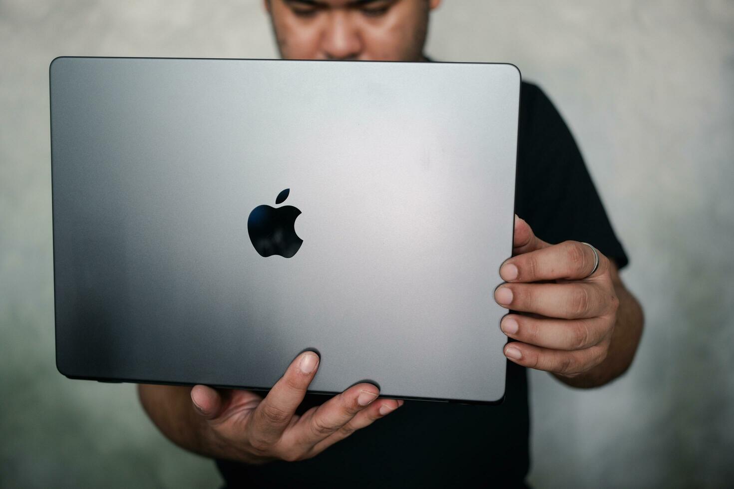 bangkok, Tailandia - enero 6, 2024 hombre utilizar y prueba manzana macbook Pro m3 máximo, espacio negro, potenciar con velocidad, batería, y un deslumbrante nuevo mirar. foto