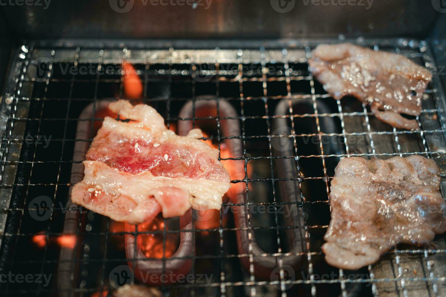 japonés yakiniku en eléctrico parrilla foto