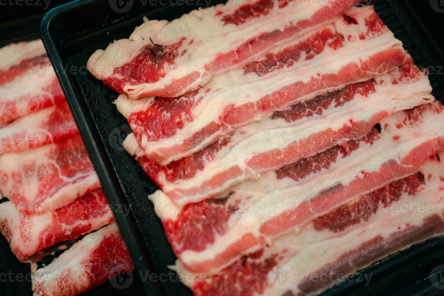 Fresco carne de vaca crudo rebanado con jaspeado textura servido para yakiniku foto