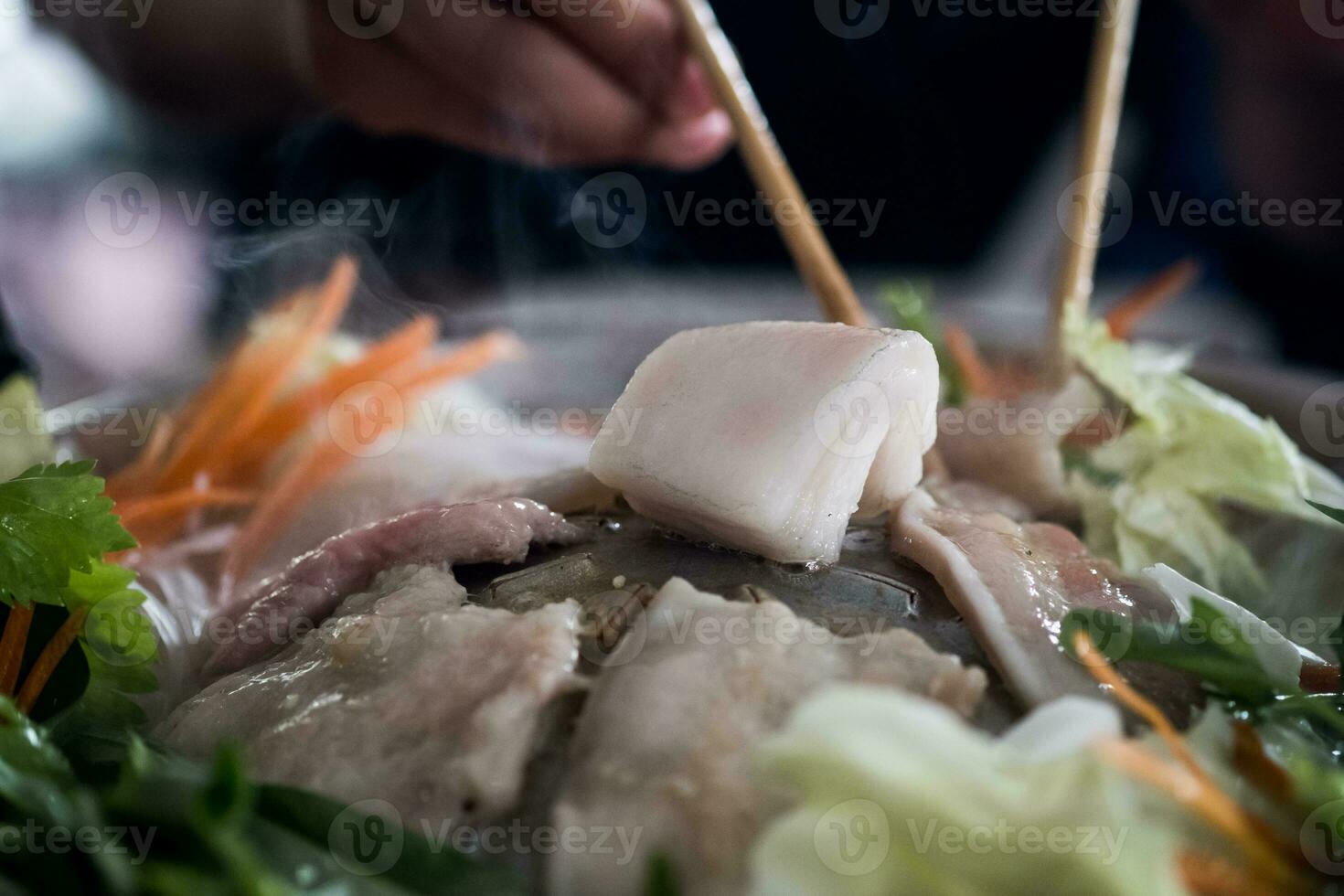 tailandés comida llamada mookata. varios de carne y vegetal cocinar en el caliente cacerola. foto