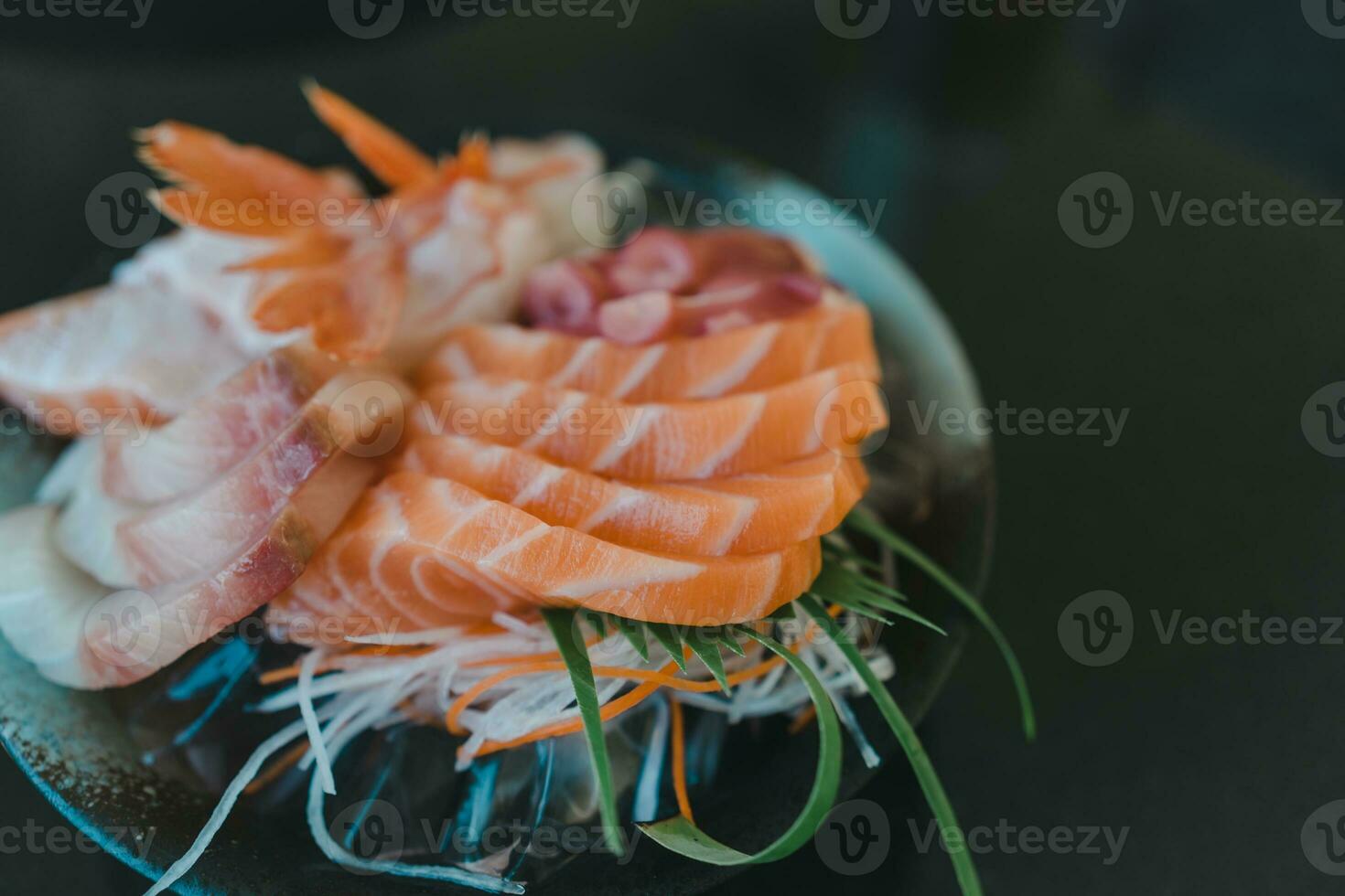 japonés comida Fresco crudo pescado mezclado sashimi foto