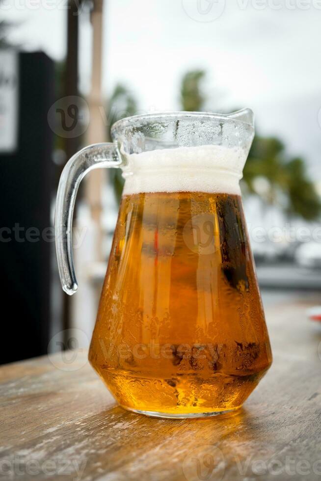 Fresco cerveza llena un cristal de tarro vaso con natural ligero foto