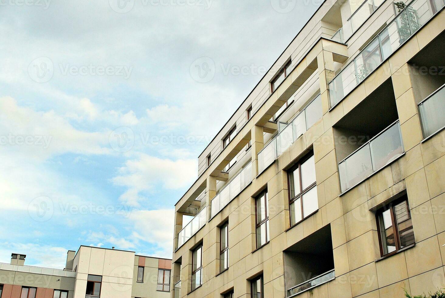 moderno y nuevo Departamento edificio. de varios pisos, moderno, nuevo y elegante vivo bloquear de pisos foto