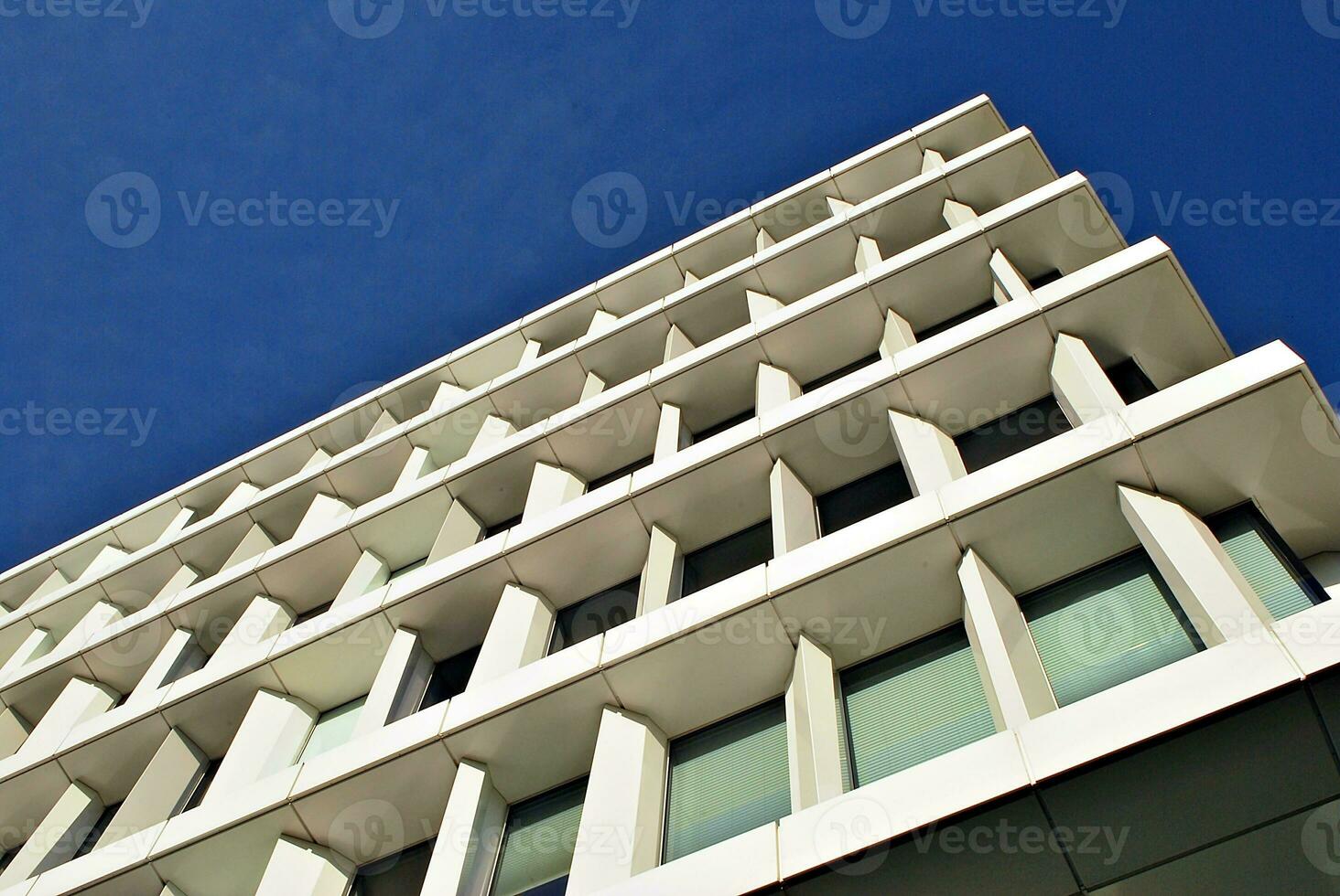 resumen de cerca de el revestido de vidrio fachada de un moderno edificio cubierto en reflexivo plato vaso. arquitectura resumen antecedentes. vaso pared y fachada detalle. foto