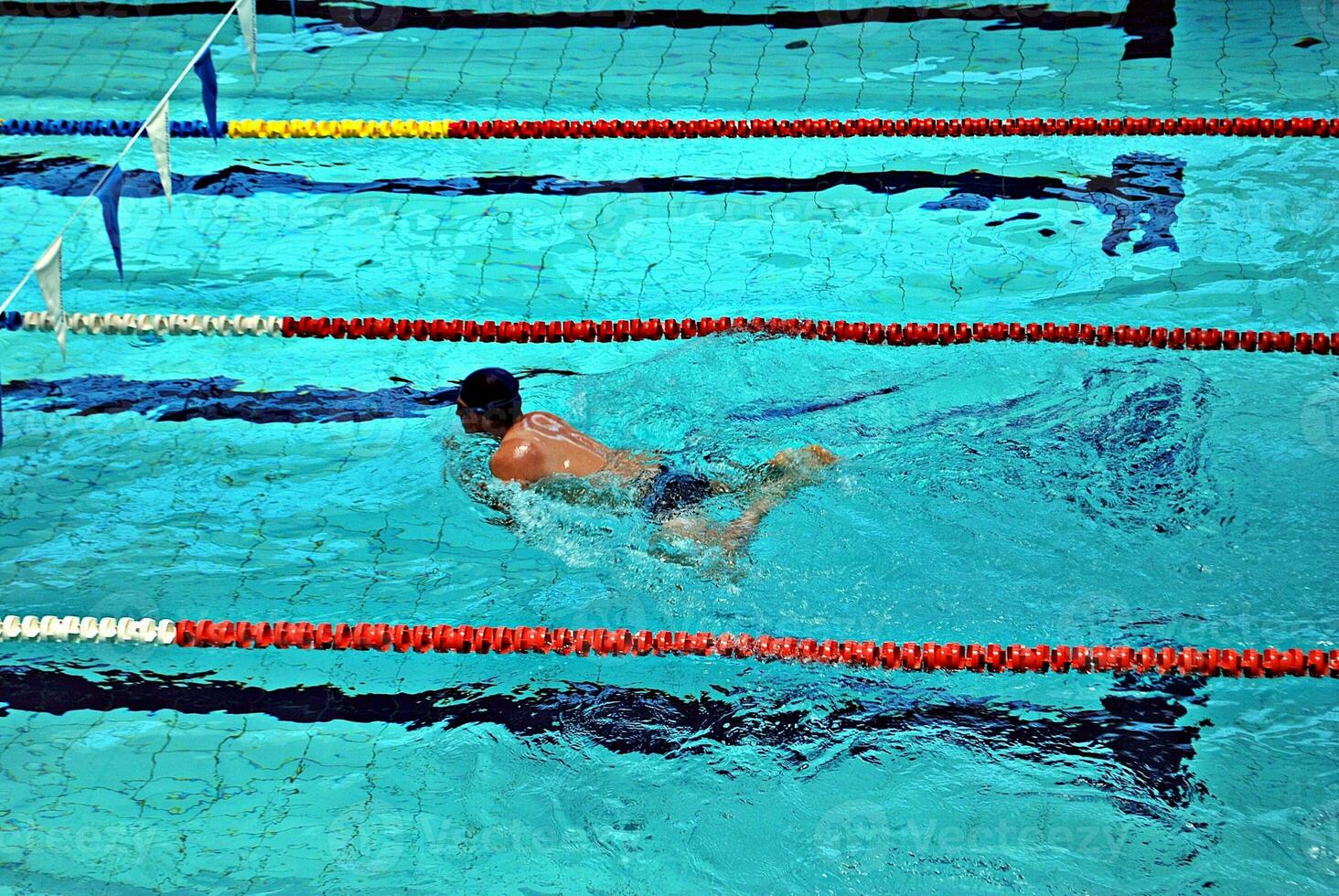 nadar en la piscina foto