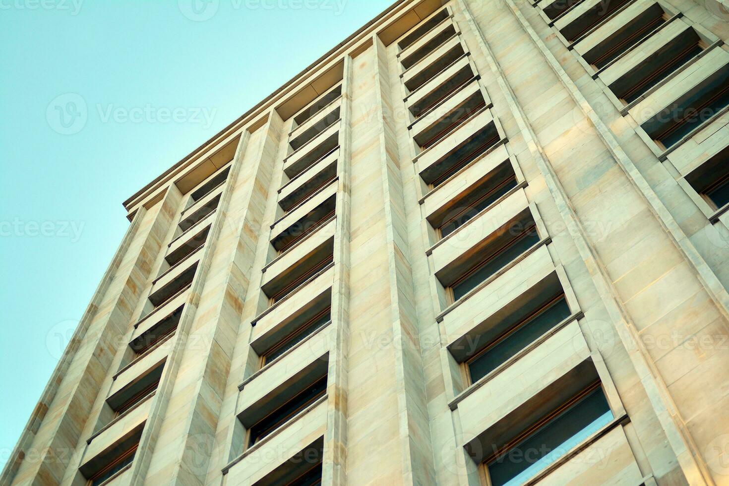 resumen de cerca de el revestido de vidrio fachada de un moderno edificio cubierto en reflexivo plato vaso. arquitectura resumen antecedentes. vaso pared y fachada detalle. foto