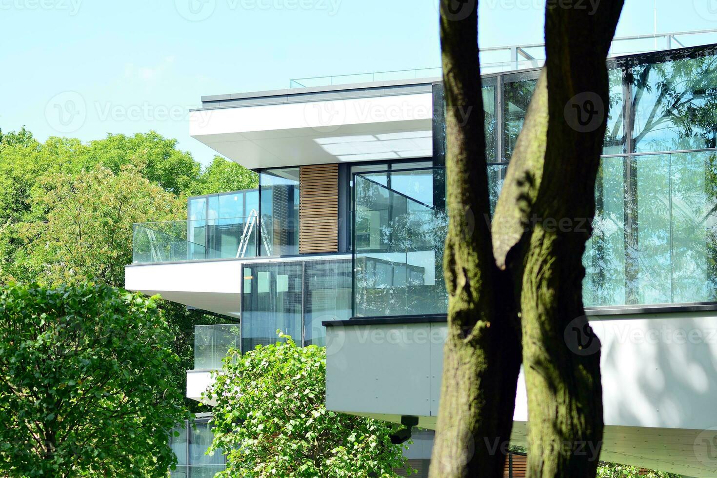 Perfectly Manicured Suburban House On A Beautiful Sunny Day 36368755