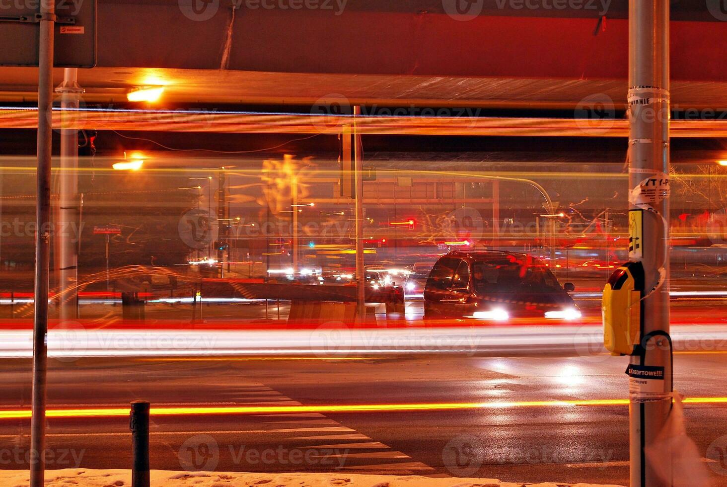 errabundo coche con difuminar ligero mediante ciudad a noche foto