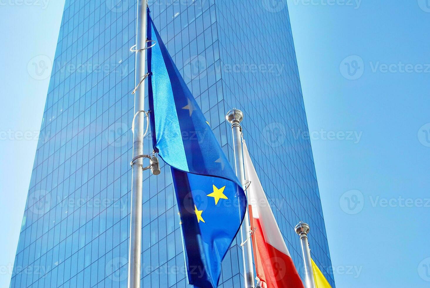 flaga unii europajskiej yo polska flaga n / A tle ahoraoczesnego budynku. foto