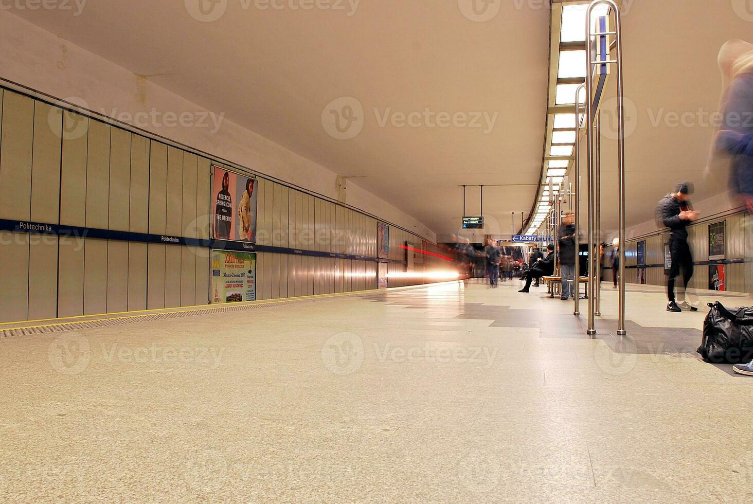 rápido movimiento de metro tren. largo exposición de un pasando por pasajero tren. en movimiento foto