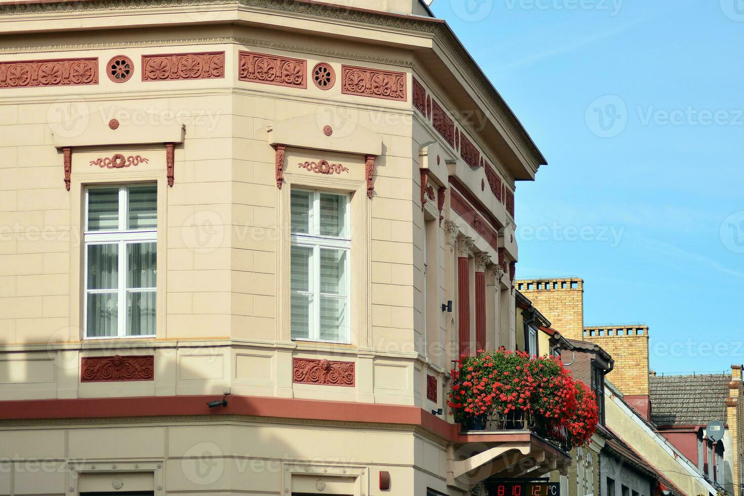 antiguo ciudad edificios en un pequeño ciudad. foto