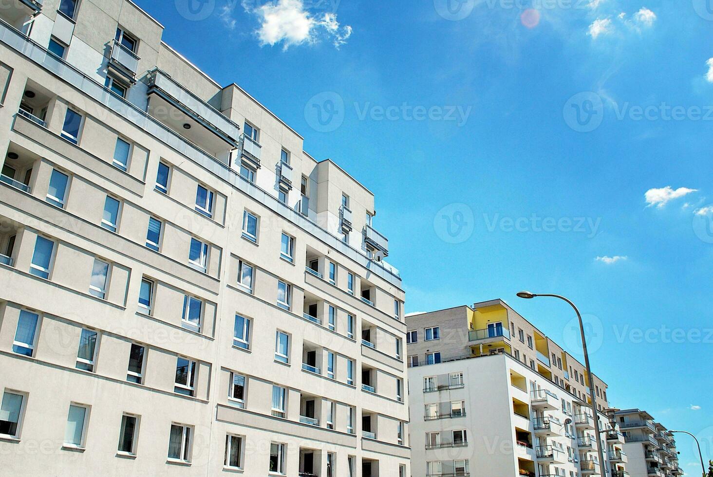 moderno y nuevo Departamento edificio. de varios pisos, moderno, nuevo y elegante vivo bloquear de pisos foto